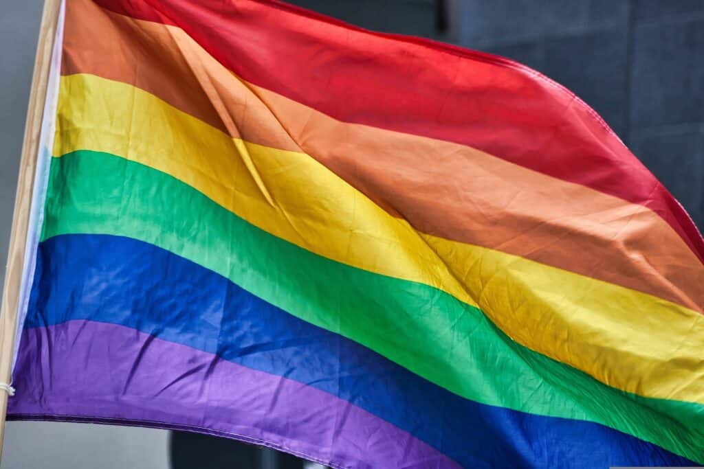 Se você está procurando por Orações para Bobby onde ver, saiba que este filme é uma das obras mais emocionantes e impactantes sobre aceitação, fé e amor incondicional - Foto: Bandeira LGBTQIA+ - Crédito: Pixabay