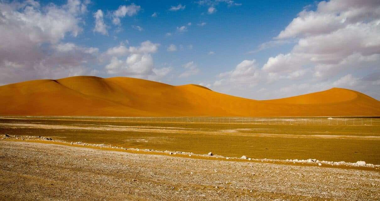 Paisagem desértica da Arábia Saudita, o único país do mundo sem rios permanentes. Saiba qual país não tem rio e por quê. (Foto: Pixabay)